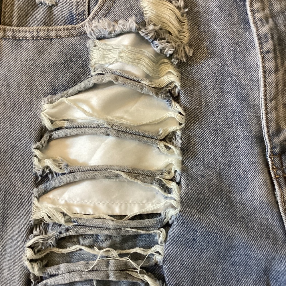 FASHION NOVA RIPPED DISTRESSED JEANS - Picture 5 of 6